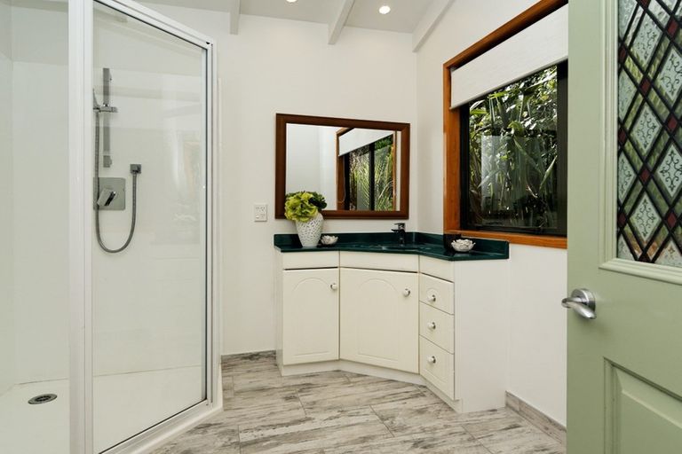 Photo of property in 26 Piha Road, Piha, 0772