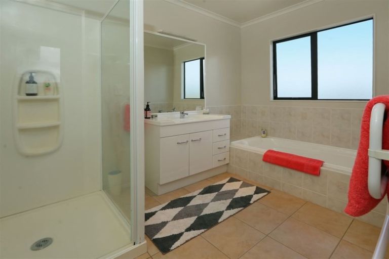 Photo of property in 17 Reybert Place, Massey, Auckland, 0614