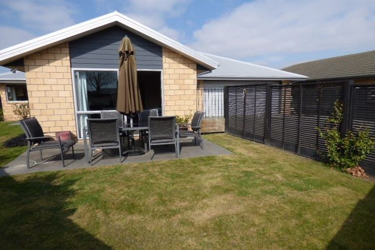 Photo of property in 31 Coolspring Way, Redwood, Christchurch, 8051