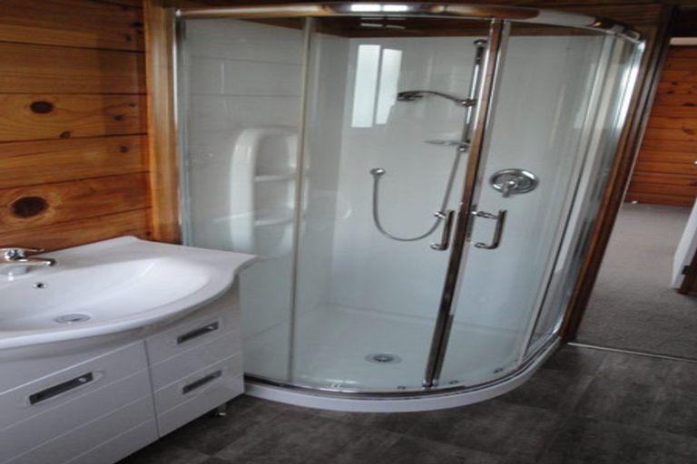 Photo of property in 1/9 Bronzewing Terrace, Unsworth Heights, Auckland, 0632