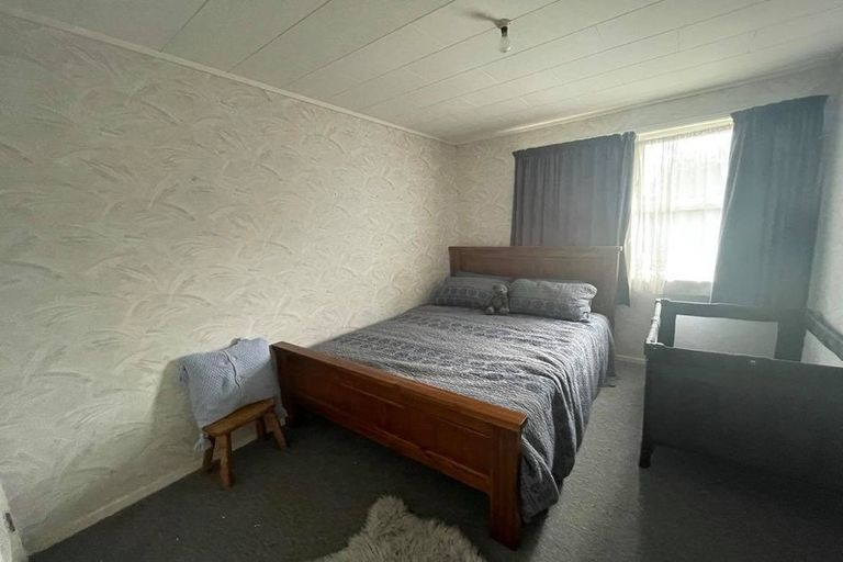 Photo of property in 1 Pohue Grove, Stokes Valley, Lower Hutt, 5019