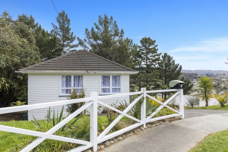 Photo of property in 11 Amundsen Grove, Stokes Valley, Lower Hutt, 5019