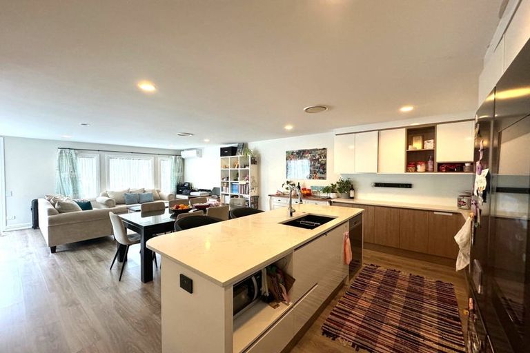 Photo of property in 2 Leneford Drive, East Tamaki, Auckland, 2013