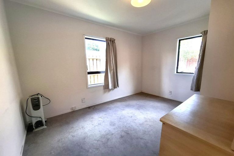 Photo of property in 1a Charnley Grove, Glenfield, Auckland, 0629