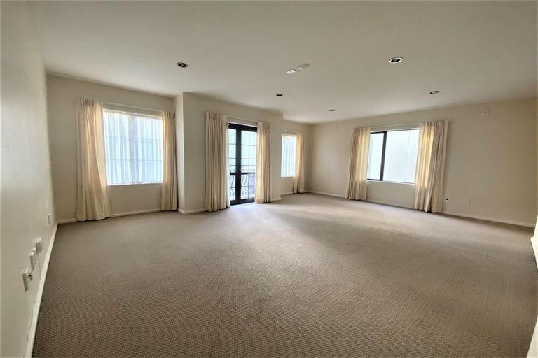 Photo of property in 4 Luxor Place, Massey, Auckland, 0614