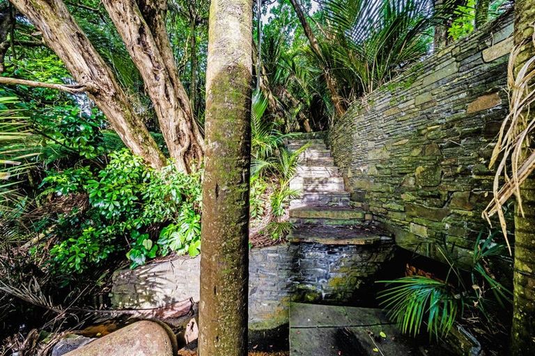 Photo of property in 323 Glenfield Road, Glenfield, Auckland, 0629