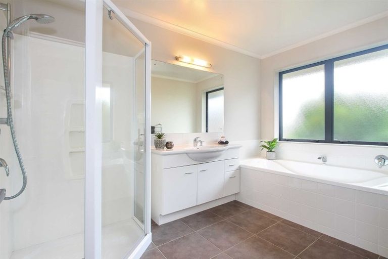 Photo of property in 35 Lough Bourne Drive, Pukekohe, 2120