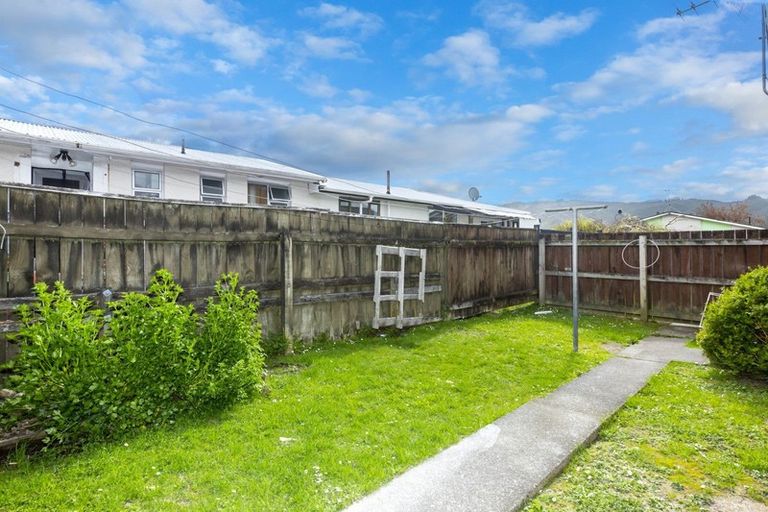 Photo of property in 2/29 Hillside Drive, Maoribank, Upper Hutt, 5018