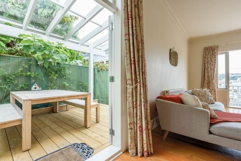 Photo of property in 12 Rixon Grove, Mount Victoria, Wellington, 6011