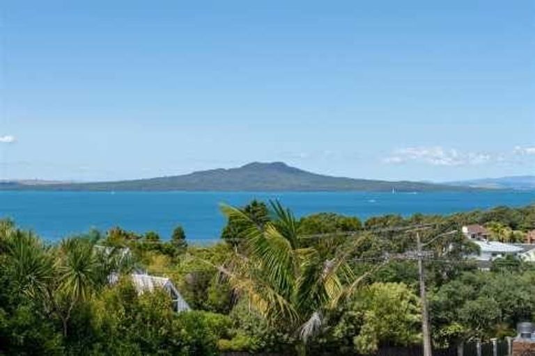 Photo of property in 1/103 Aberdeen Road, Castor Bay, Auckland, 0620