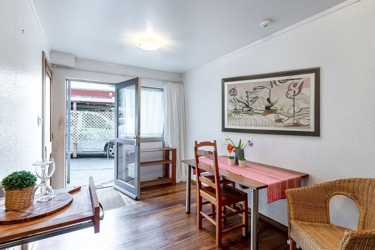 Photo of property in 2 Kauri Point Road, Laingholm, Auckland, 0604