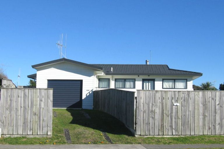 Photo of property in 3 Simcox Street, Otaki Beach, Otaki, 5512
