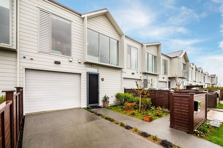 Photo of property in 32 Owen Chapman Drive, Red Beach, 0932