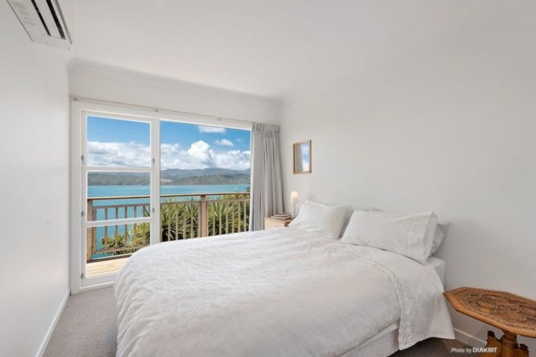 Photo of property in 4 Fortification Road, Karaka Bays, Wellington, 6022