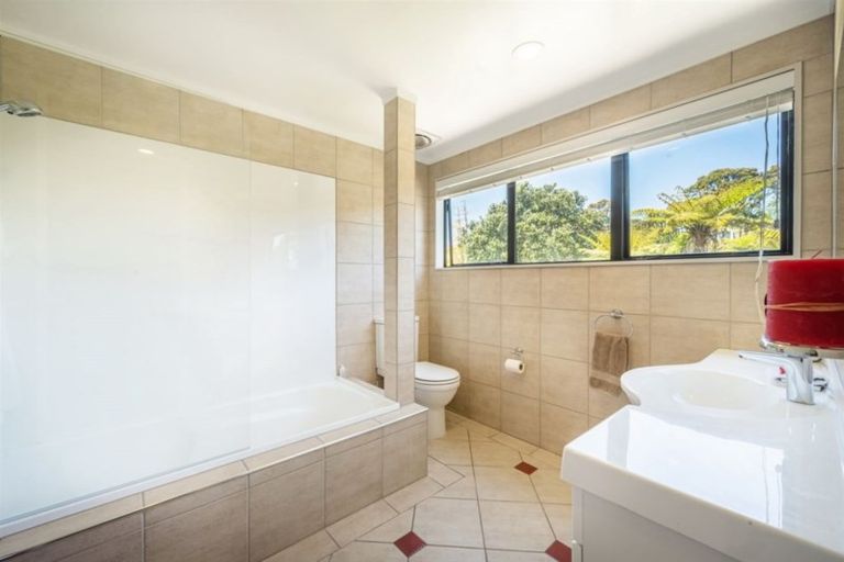 Photo of property in 16 Wainoni Heights, Greenhithe, Auckland, 0632