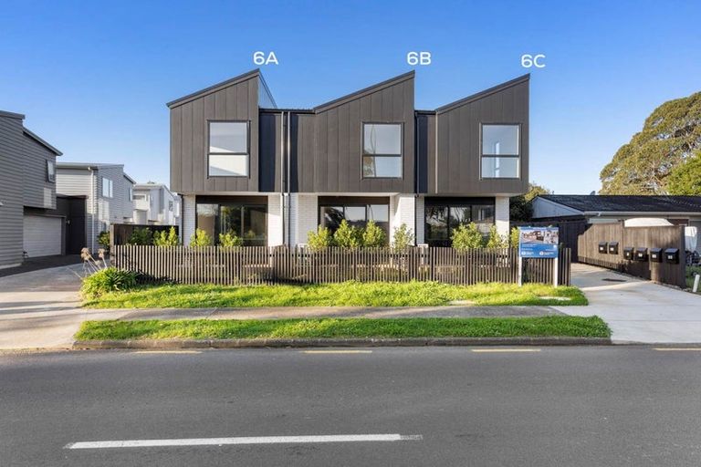 Photo of property in 6b Cascades Road, Pakuranga Heights, Auckland, 2010