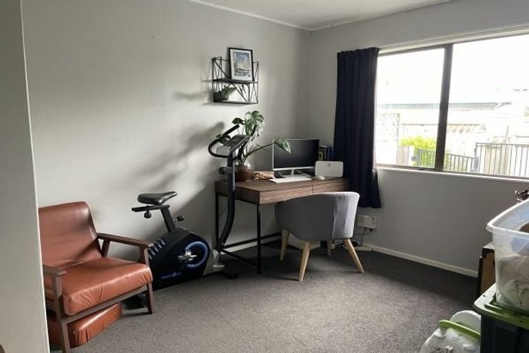 Photo of property in 2/4 Colonial Place, Kelvin Grove, Palmerston North, 4414