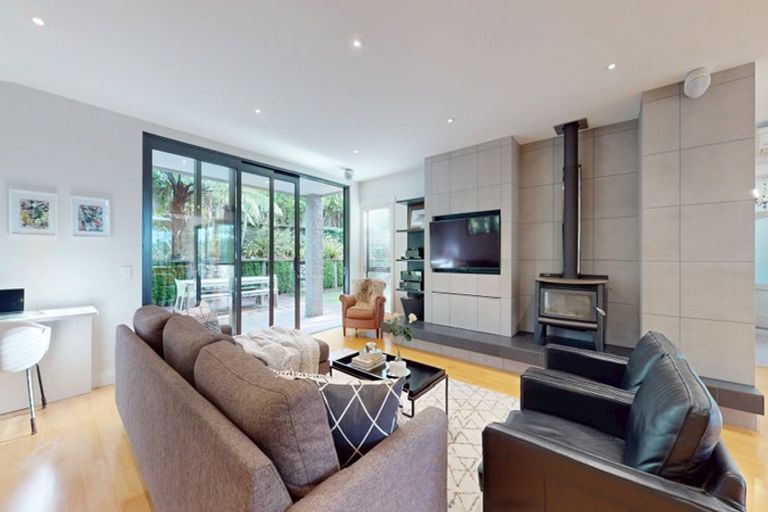 Photo of property in 15 Kim Street, Khandallah, Wellington, 6035
