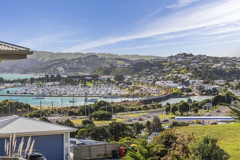 Photo of property in 2 Whitianga View, Paremata, Porirua, 5024