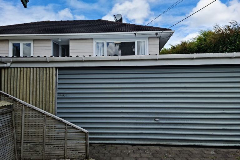 Photo of property in 2/4 Pax Avenue, Forrest Hill, Auckland, 0620