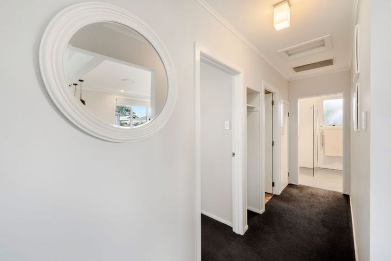 Photo of property in 4 Rixon Place, Te Atatu Peninsula, Auckland, 0610