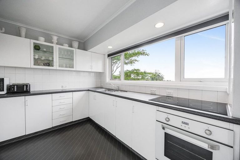 Photo of property in 175 Glenfield Road, Hillcrest, Auckland, 0627