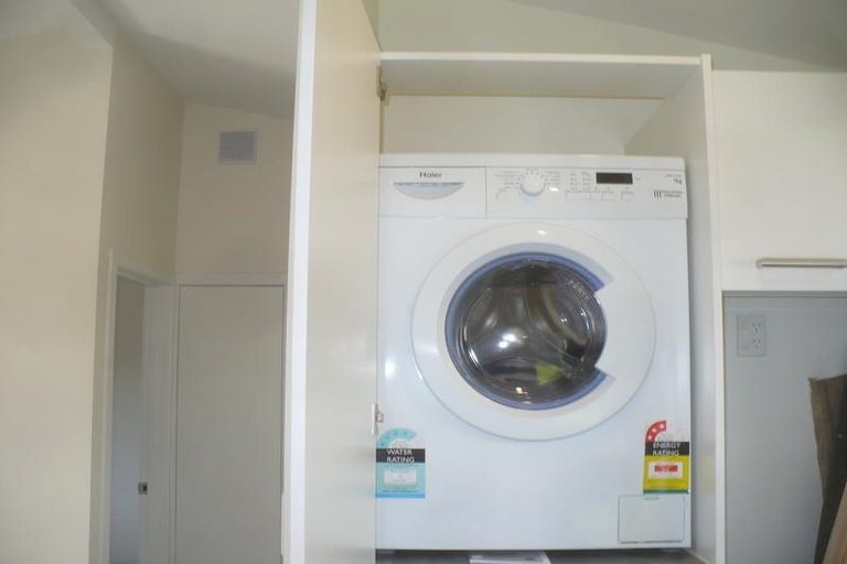 Photo of property in 2 Vera Road, Te Atatu South, Auckland, 0610