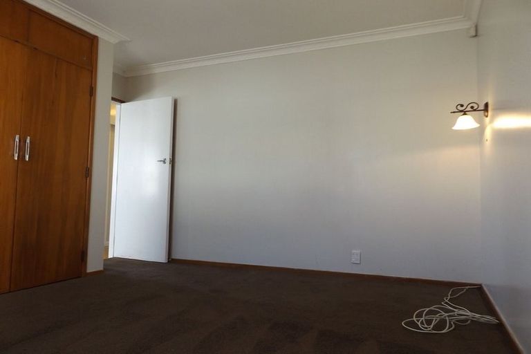 Photo of property in 2/7 Queen Street, Papakura, 2110