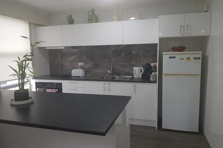 Photo of property in 2/154 Whites Line East, Waiwhetu, Lower Hutt, 5010