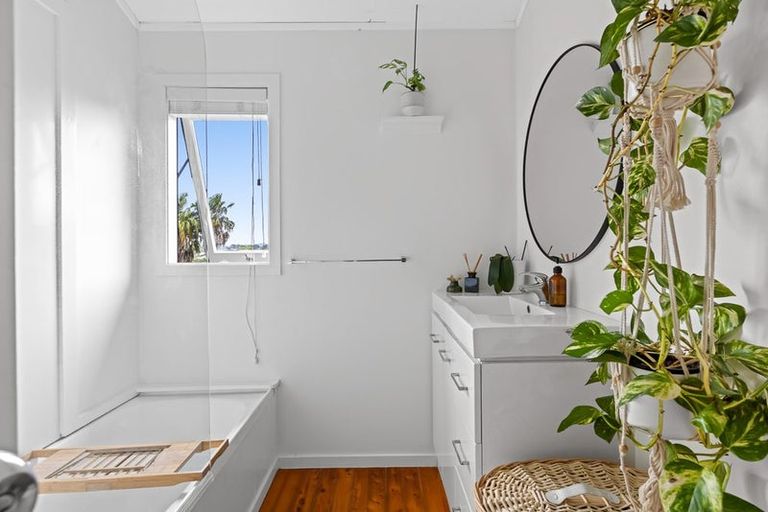 Photo of property in 141 Matipo Road, Te Atatu Peninsula, Auckland, 0610