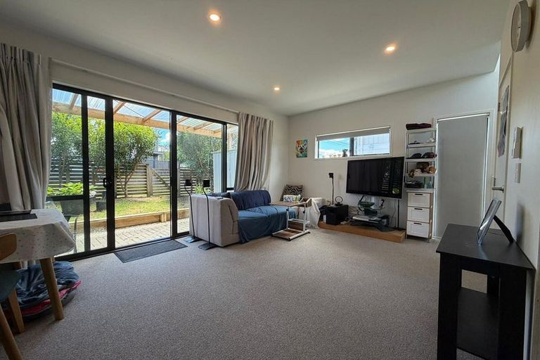 Photo of property in 2/66 Neil Avenue, Te Atatu Peninsula, Auckland, 0610