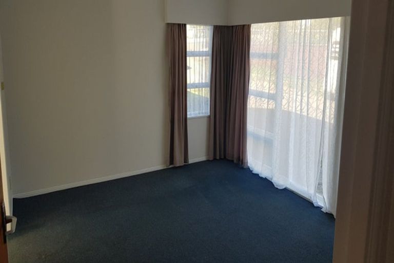 Photo of property in 2/6 Clevedon Road, Papakura, 2110
