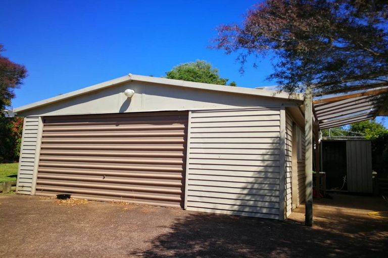 Photo of property in 10 Barron Drive, Green Bay, Auckland, 0604