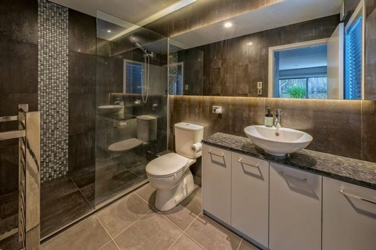 Photo of property in 100 Lake Road, Northcote, Auckland, 0627