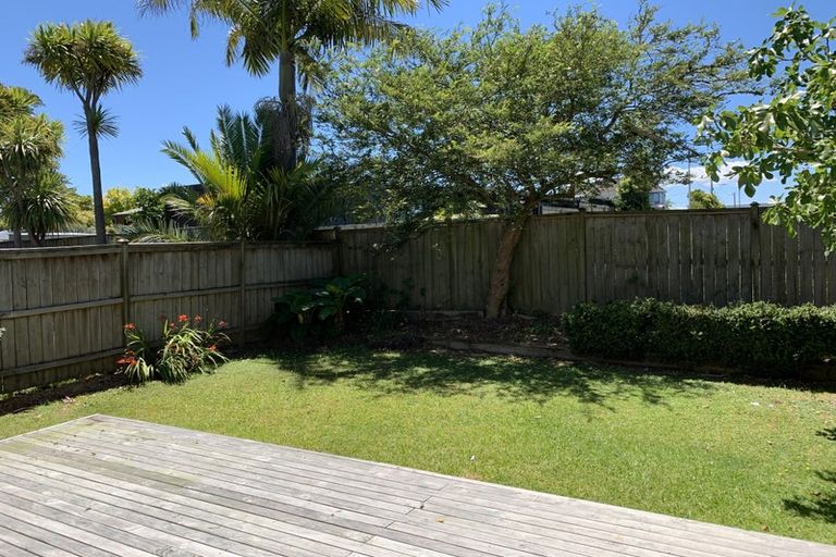 Photo of property in 1/15 Fairfax Avenue, Northcote, Auckland, 0627