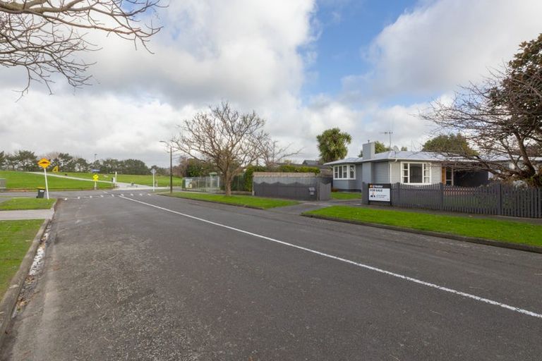 Photo of property in 88 Wikiriwhi Crescent, Awapuni, Palmerston North, 4412