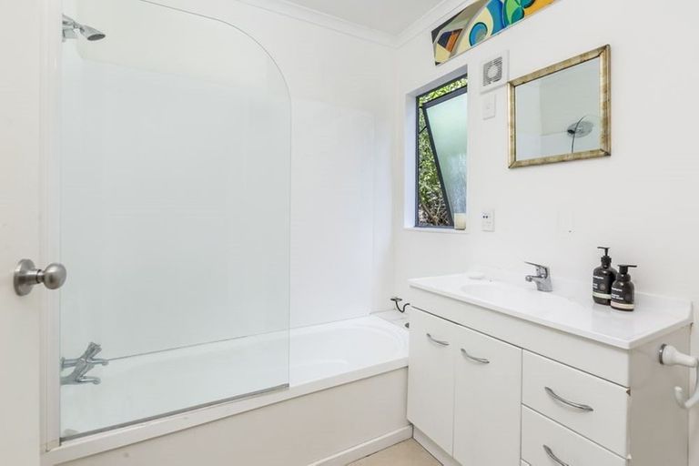 Photo of property in 2 Hill Street, Leigh, 0985