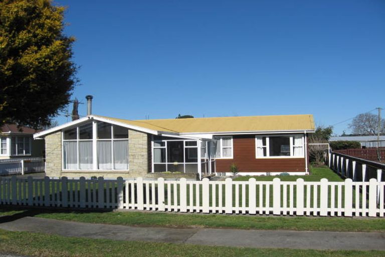 Photo of property in 2 Diamond Street, Carterton, 5713