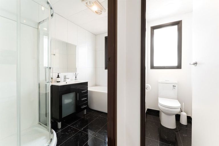 Photo of property in 2/28 Exeter Place, Unsworth Heights, Auckland, 0632