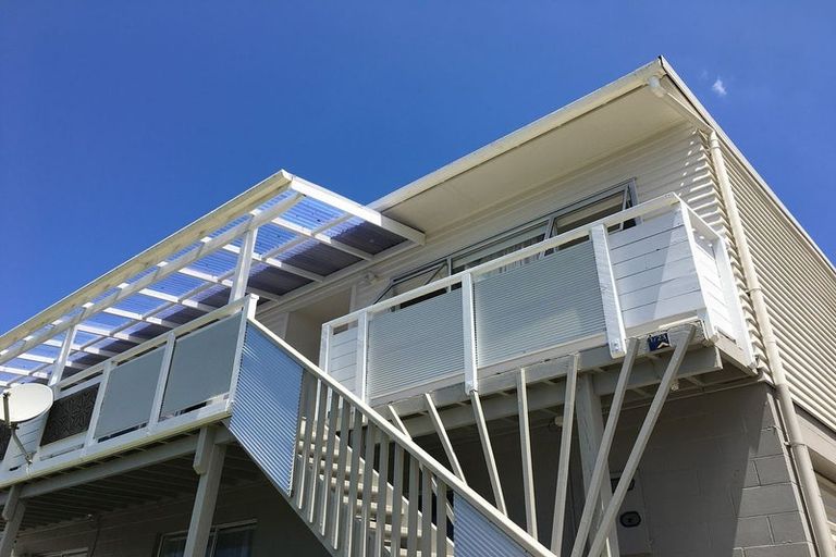 Photo of property in 1/23 Sovereign Place, Glenfield, Auckland, 0629