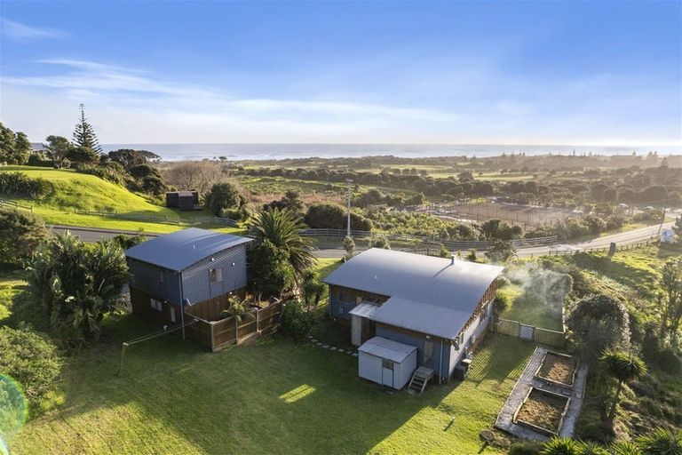 Photo of property in 333 Motutara Road, Muriwai, Waimauku, 0881