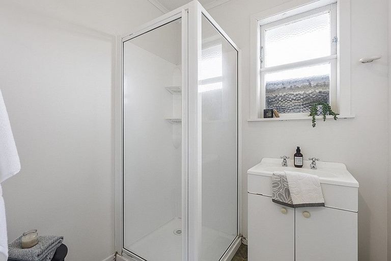 Photo of property in 182 Beach Haven Road, Beach Haven, Auckland, 0626