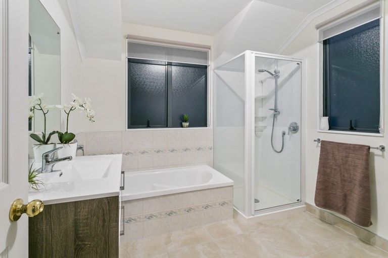 Photo of property in 32c Isobel Road, Greenhithe, Auckland, 0632