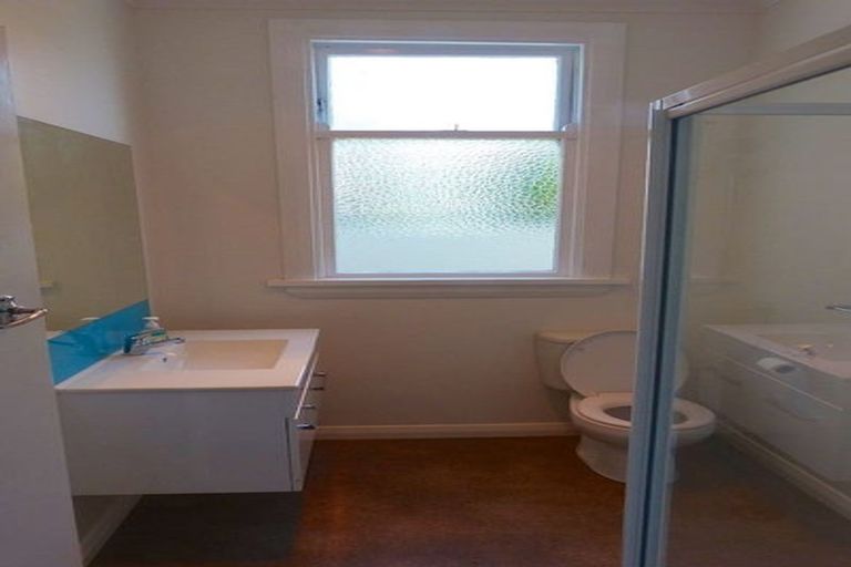 Photo of property in 104 Northland Road, Northland, Wellington, 6012