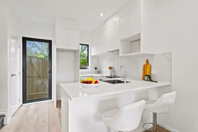 Photo of property in 27 Meg Lane, Glen Eden, 0602