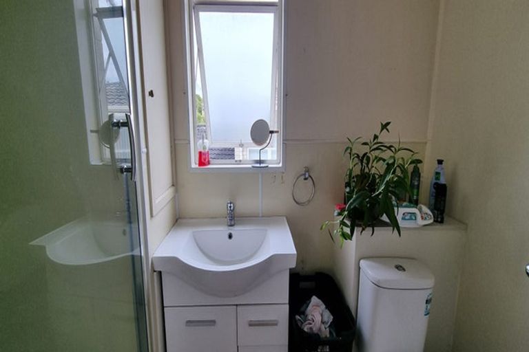 Photo of property in 38 Deverell Place, Northcross, Auckland, 0632