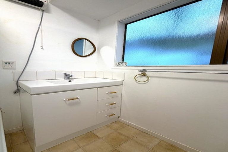 Photo of property in 52 Hiwihau Place, Glenfield, Auckland, 0629