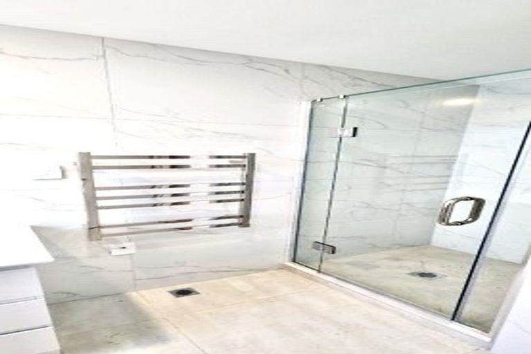 Photo of property in 39 Cascades Road, Pakuranga Heights, Auckland, 2010