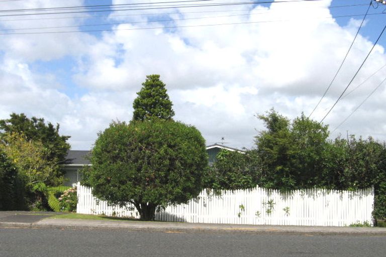 Photo of property in 19 Castor Bay Road, Castor Bay, Auckland, 0620