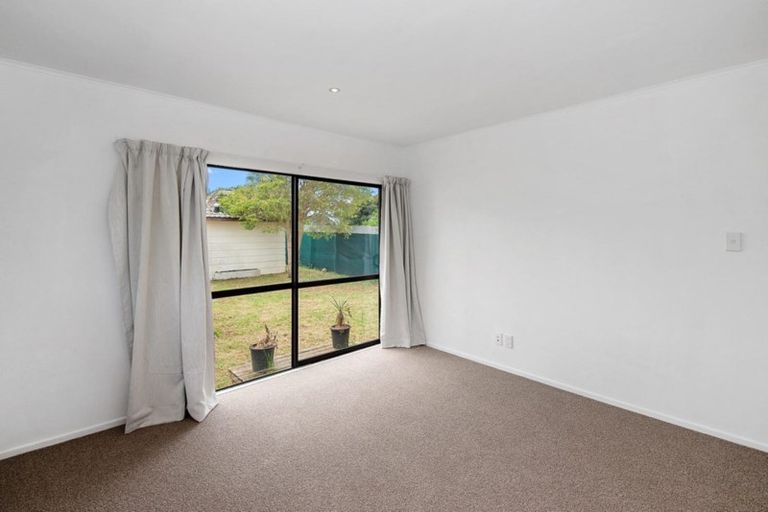 Photo of property in 10 Meadow Crescent, Te Atatu South, Auckland, 0602